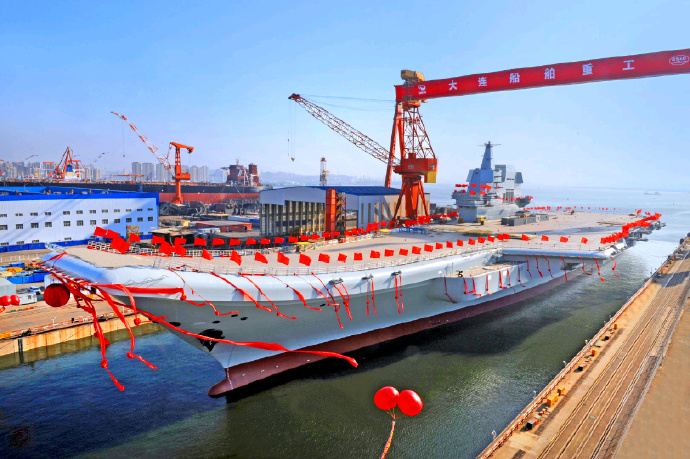 大连造船厂航母下水，中国海军力量的壮丽里程碑，中国海军力量的壮丽里程碑，大连造船厂航母下水时刻
