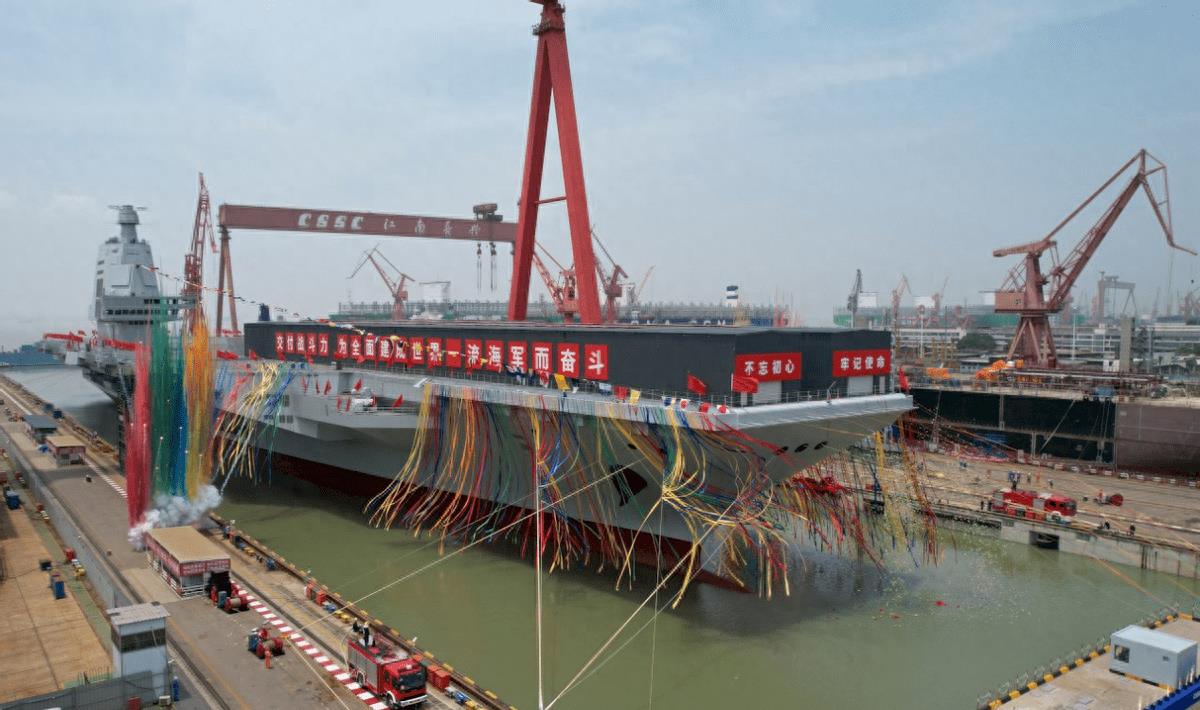 大连造船厂航母下水,中国海军力量的壮丽里程碑,中国海军力量的壮丽里程碑,大连造船厂航母下水时刻