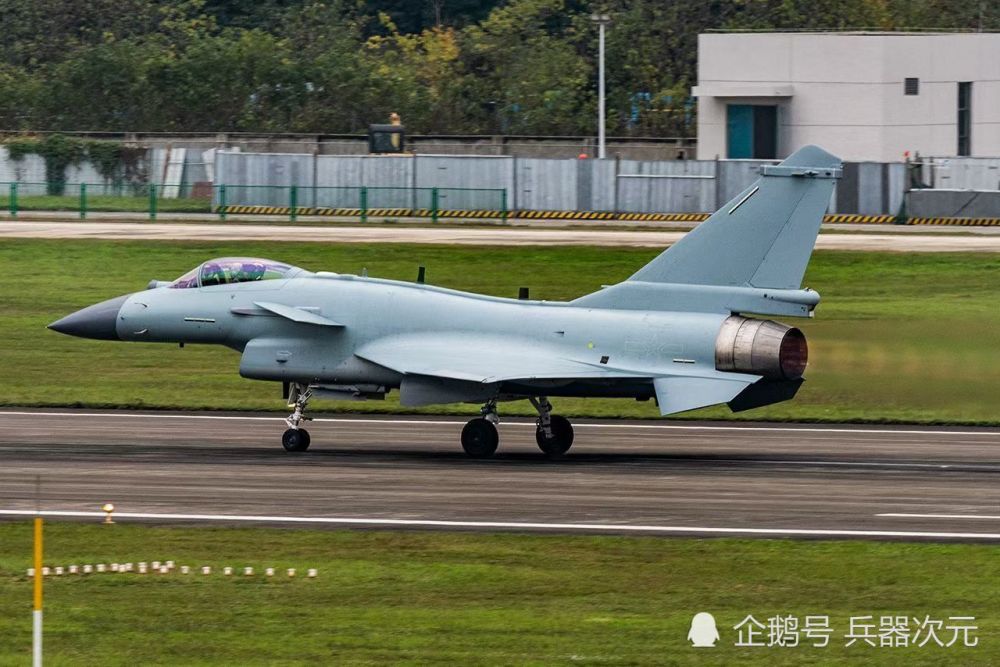 歼-10战斗机正式列装的辉煌时刻,歼-10战斗机正式列装的辉煌瞬间