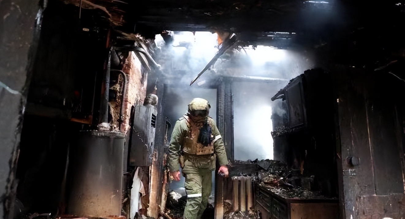 俄军兵营突发大火,数千人紧急疏散,俄军兵营突发大火,大规模疏散行动启动