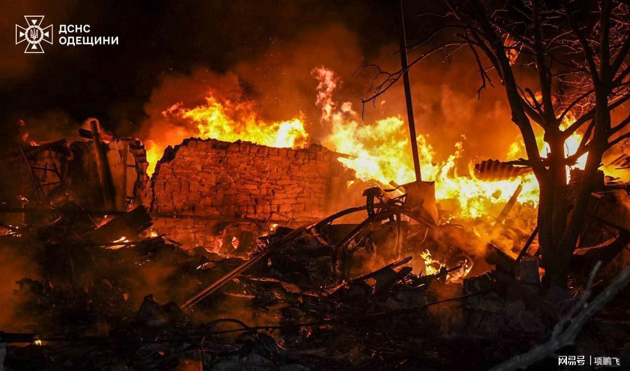 俄军兵营突发大火,数千人紧急疏散,俄军兵营突发大火,大规模疏散行动启动