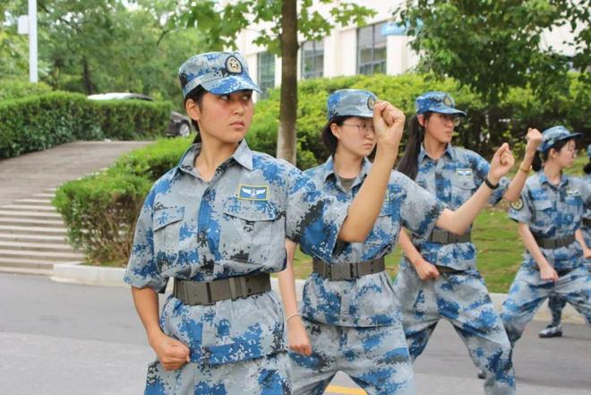 首长对女兵体检的细致关怀与严谨要求,首长对女兵体检展现细致关怀与严谨要求