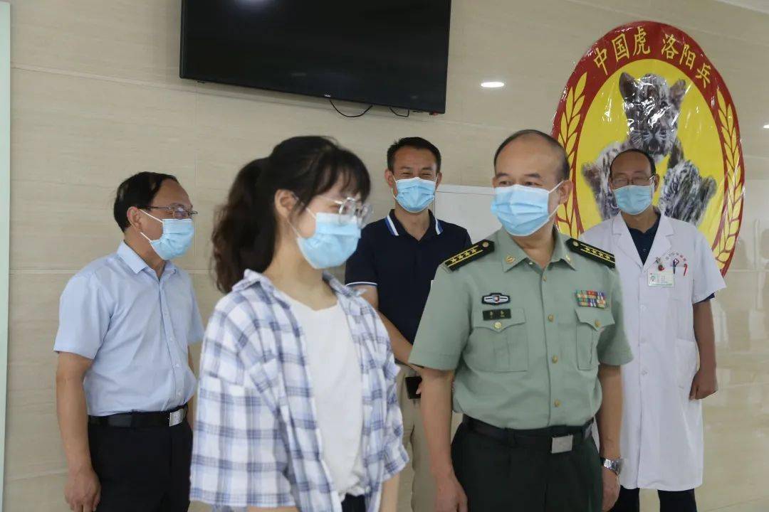 首长对女兵体检的细致关怀与严谨要求,首长对女兵体检展现细致关怀与严谨要求