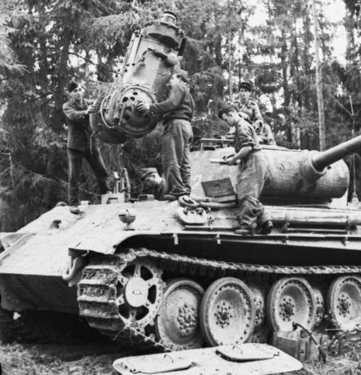 虎式坦克与豹式坦克,二战中的钢铁巨兽之比较,虎式与豹式坦克,二战钢铁巨兽对决揭秘