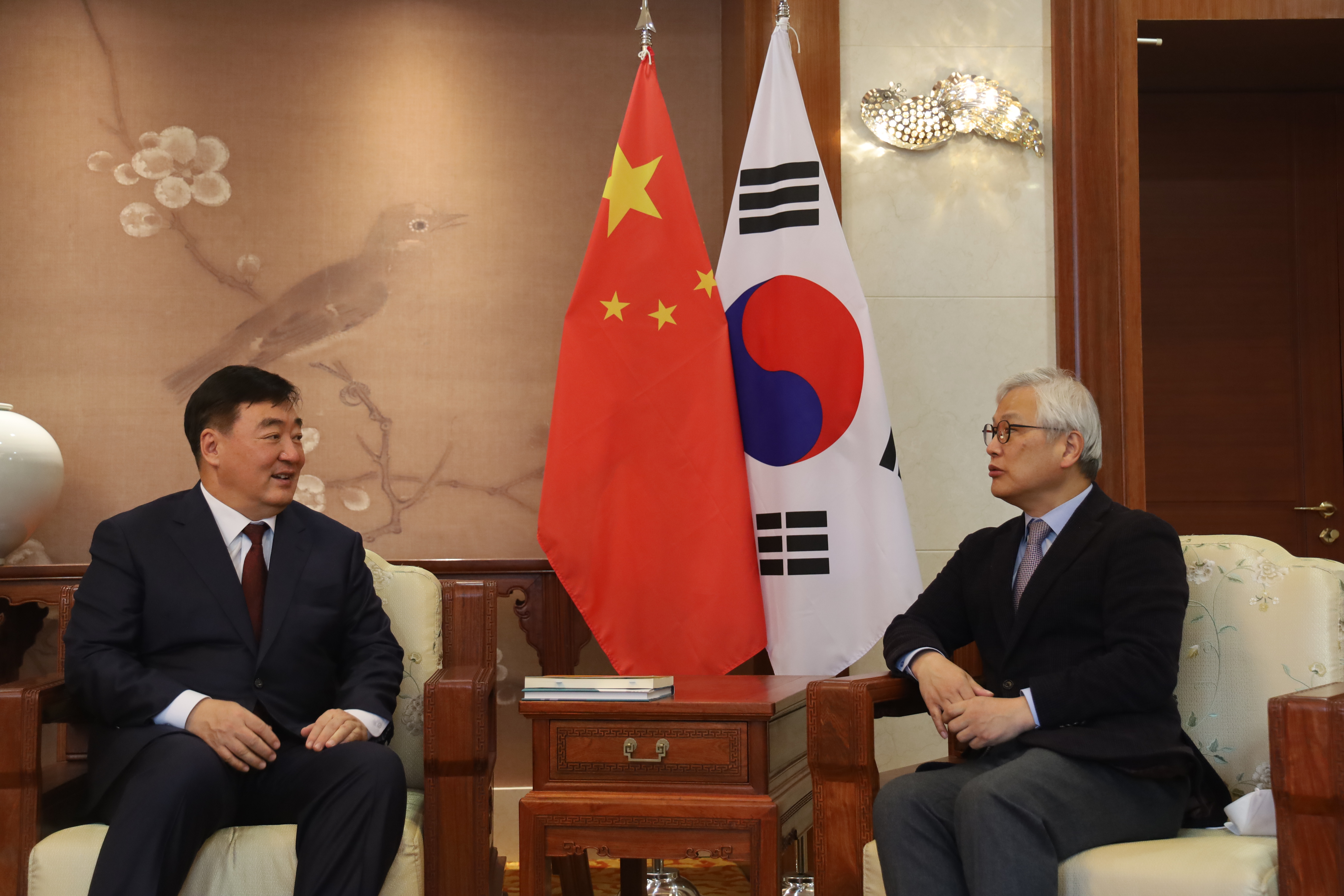 洪友谊的论述引发了广泛的争议和讨论，洪友谊论述引发广泛争议和讨论热议