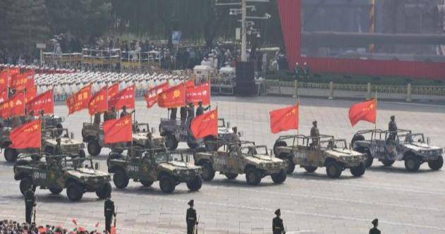 国庆70周年阅兵中的100面战旗,荣耀与力量的展现,国庆阅兵中的荣耀与力量,百面战旗展现辉煌历程