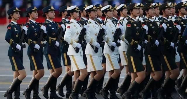 现代女兵服装全套,时尚与功能的完美结合,现代女兵服装全套,时尚与功能完美融合的风采