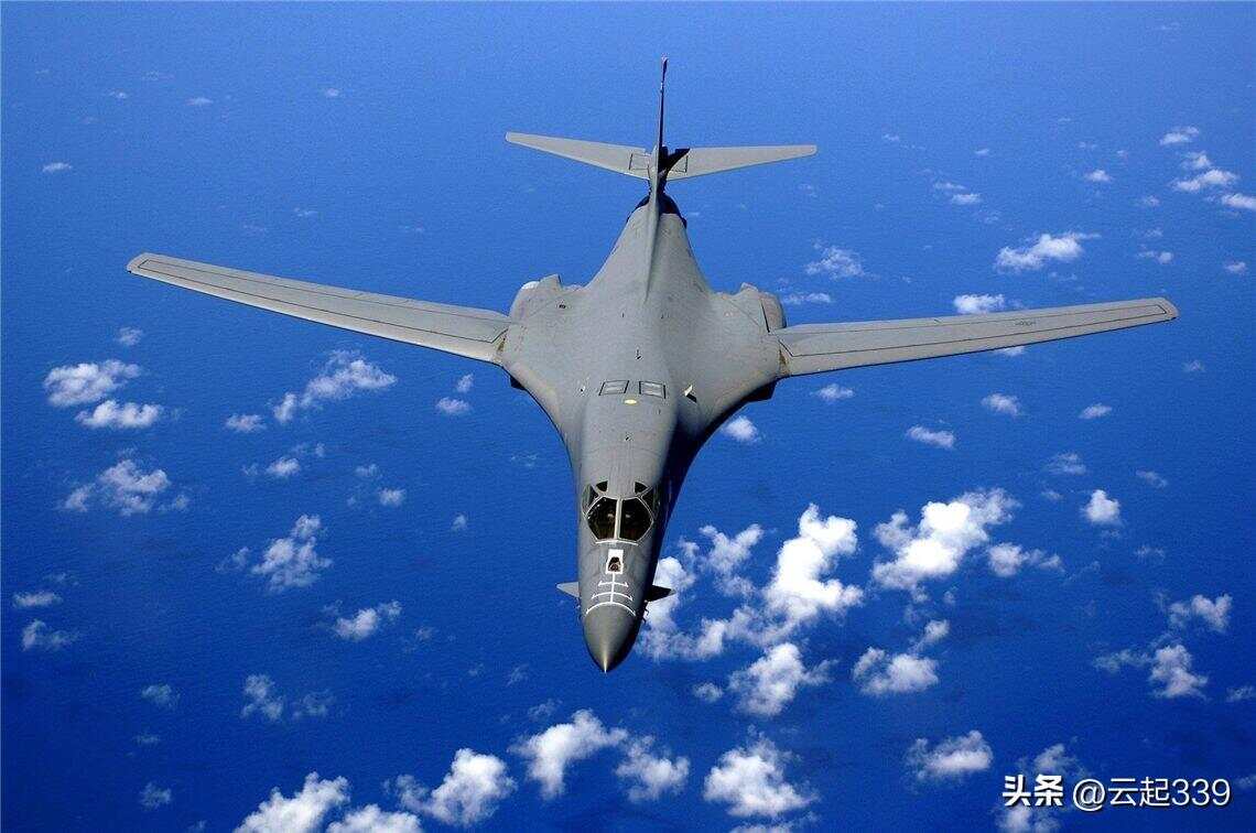 强击机与歼击机轰炸机的差异探讨，强击机与歼击轰炸机差异解析