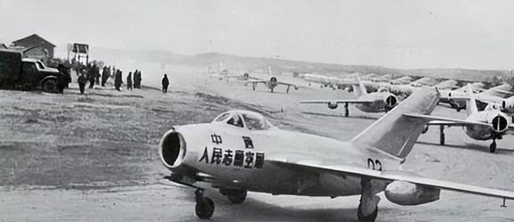 人民空军，翱翔蓝天，守卫家园，人民空军，蓝天卫士，守卫家园