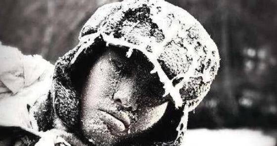 冰雕连遭遇美国士兵,补枪还是敬礼?历史的真相与解读,冰雕连遭遇美国士兵,如何应对?历史真相与解读