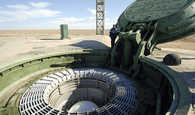 俄罗斯核弹发射程序,深度解析与探讨,俄罗斯核弹发射程序深度解析,内部操作、机制与探讨