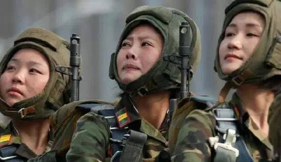 中国女兵泪洒战场的图片,背后的故事与深层含义,中国女兵的战场泪目,背后的故事与深层含义