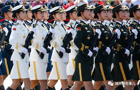 中国女兵泪洒战场的图片,背后的故事与深层含义,中国女兵的战场泪目,背后的故事与深层含义