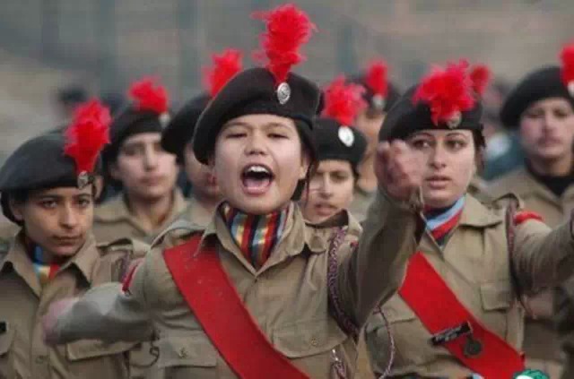 中国女兵泪洒战场的图片,背后的故事与深层含义,中国女兵的战场泪目,背后的故事与深层含义