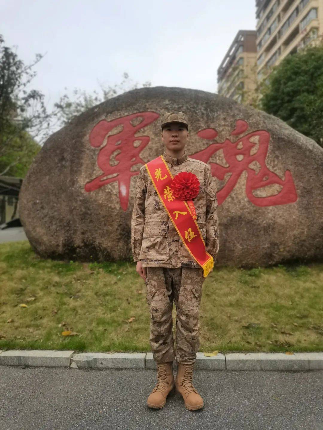 携笔从戎,参军报国——青年学子的责任与担当,青年学子携笔从戎,担当参军报国责任与使命