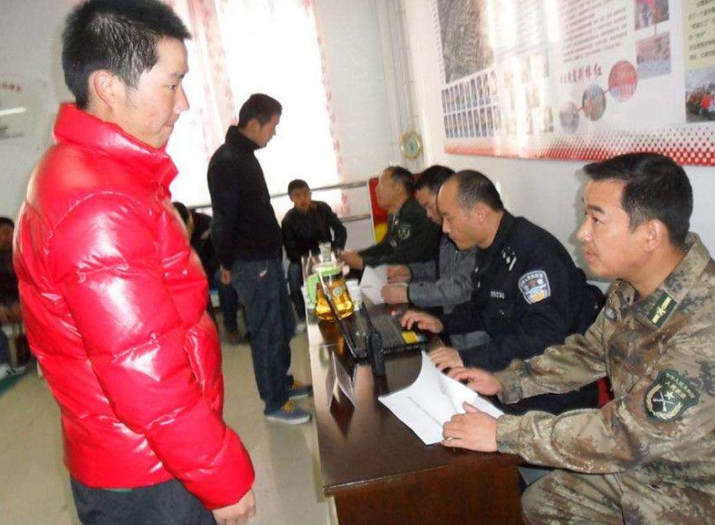 当兵体检真实尴尬图片,揭示体检过程中的微妙情绪与体验,当兵体检中的微妙情绪与体验,真实尴尬瞬间揭秘图片