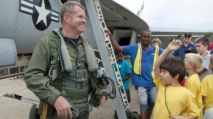 辽宁舰的首任舰长，引领中国海军走向深蓝的不懈探索者，辽宁舰首任舰长，引领中国海军走向深蓝的不懈探索者