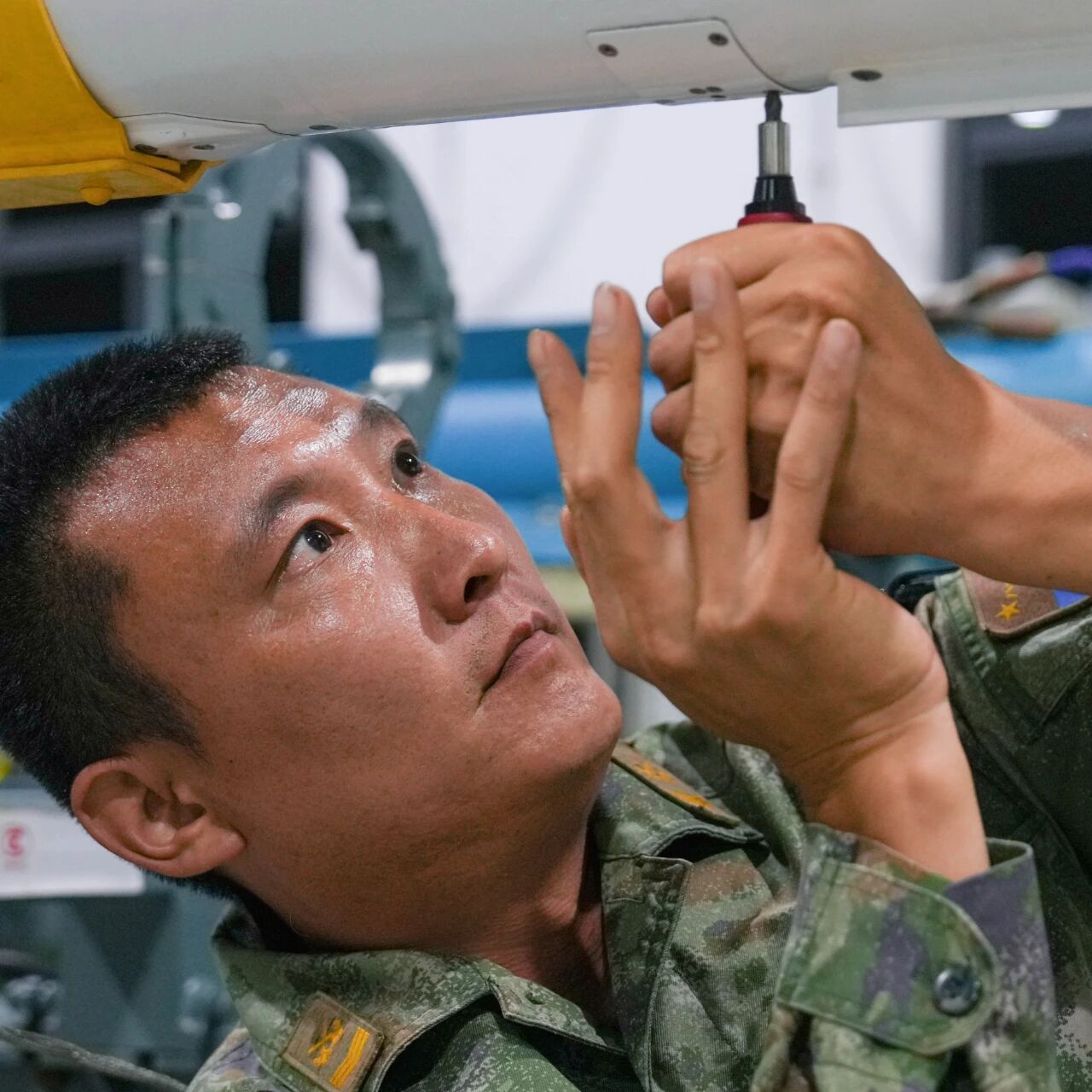 空军军人图片，展现英勇无畏与崇高精神，空军军人英勇风采，无畏战斗，崇高精神展现