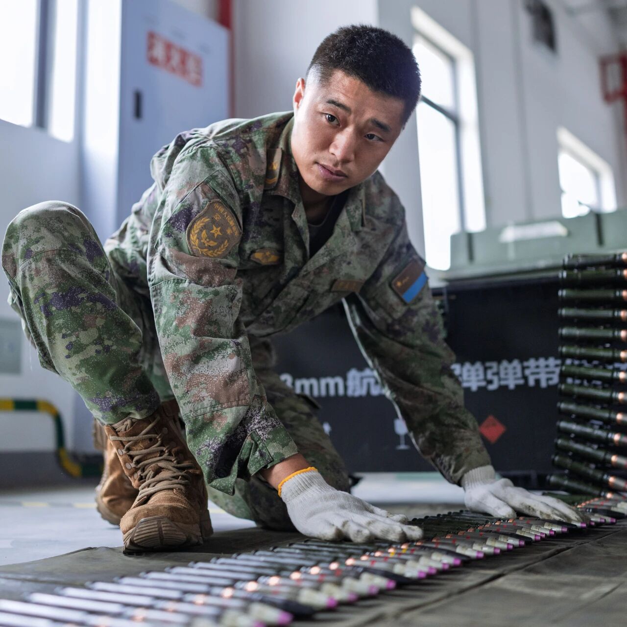 空军军人图片,展现英勇无畏与崇高精神,空军军人英勇风采,无畏战斗,崇高精神展现