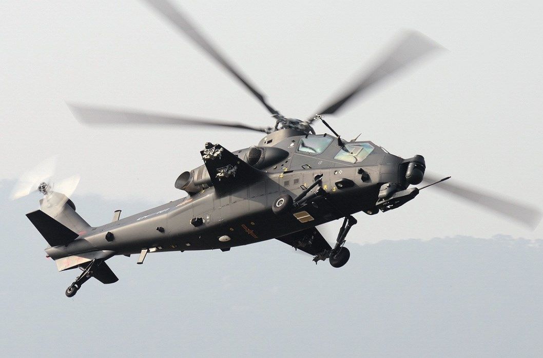 阿帕奇武装直升机与直-10,空中力量的独特组合,阿帕奇与直-10,空中力量的独特组合揭秘