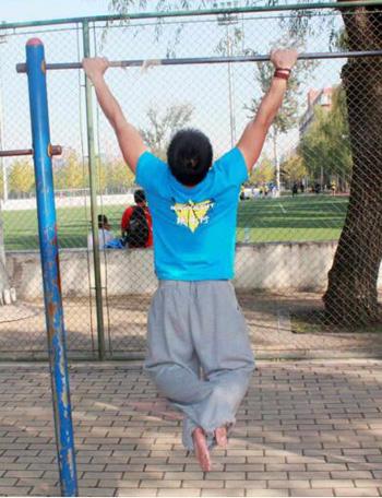 单手引体向上,挑战人体极限的艰难之旅,单手引体向上,挑战人体极限的艰难之旅探索