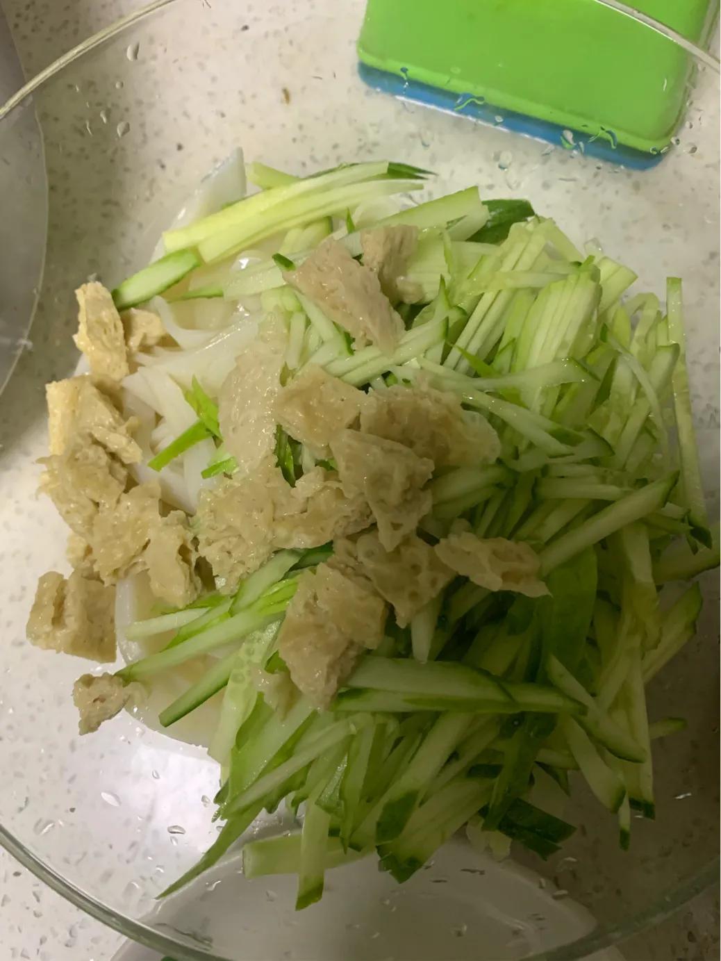 凉皮的做法，传统美食的制做工艺与独特风味，凉皮制作，传统美食的精湛工艺与独特风味探究