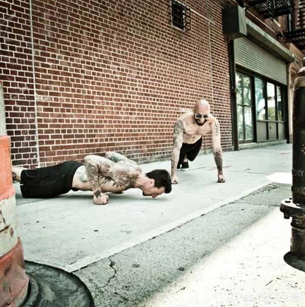 经常做俯卧撑的人打架厉害吗？探究身体素质与实战能力的关系，身体素质与实战能力，俯卧撑与打架能力的关联探究