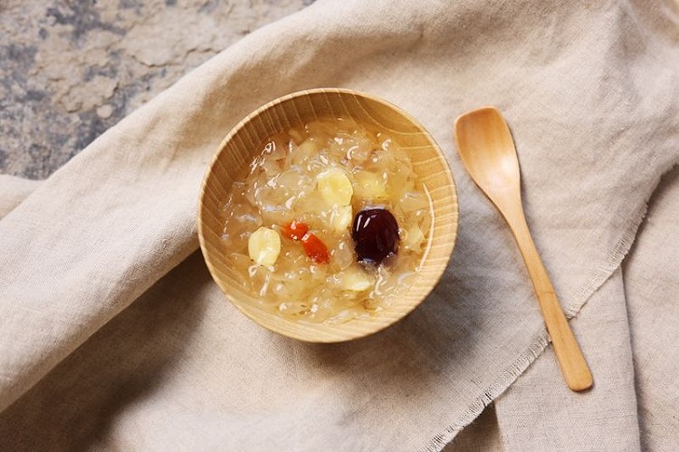 银耳莲子羹,传统美味与营养滋补的完美结合,银耳莲子羹,传统美味与滋补养生的完美融合