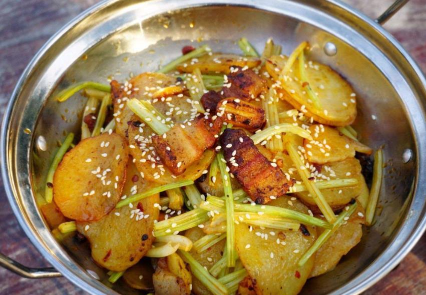 干锅土豆片的魅力，一道风味独特的川菜佳肴，干锅土豆片，川菜风味的独特魅力
