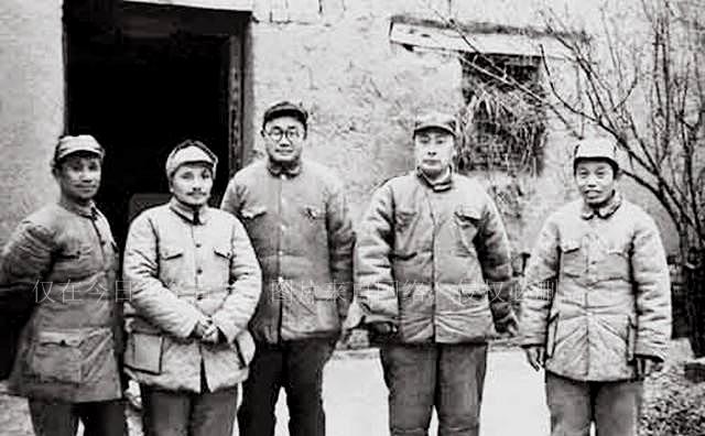 中将军衔是什么级别，中将军衔的级别与地位，揭秘军衔背后的荣耀与责任。