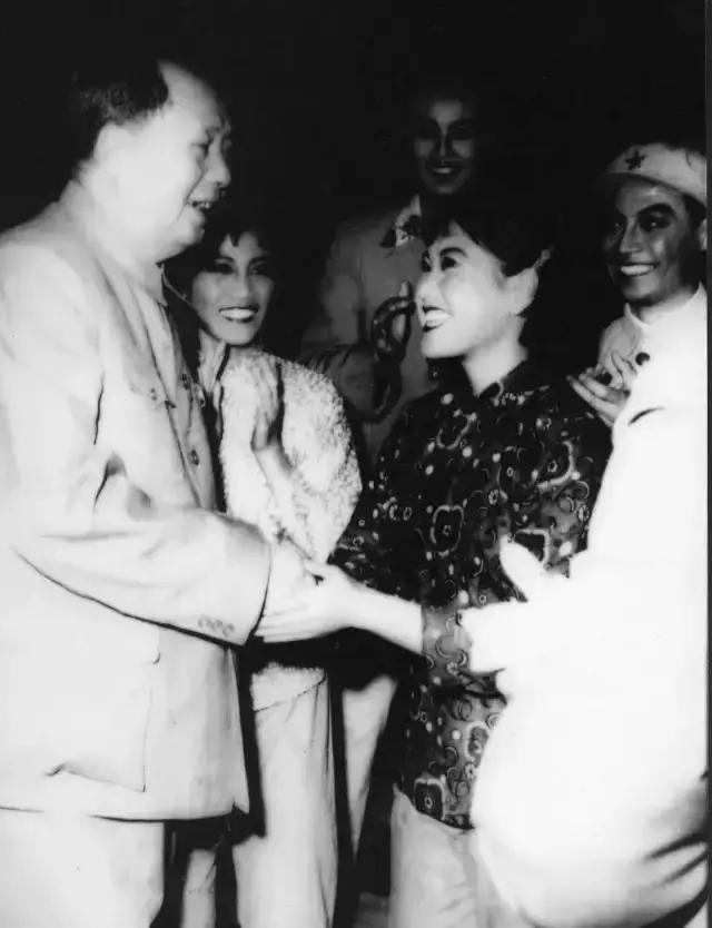 南京路上好八连，英勇忠诚的先进集体的简介，英勇忠诚的先进集体，南京路上好八连简介