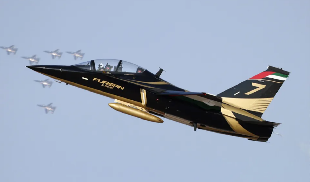 L15教练机空重,探究其设计背后的理念与特点,L15教练机轻盈之秘,设计理念与特点探究