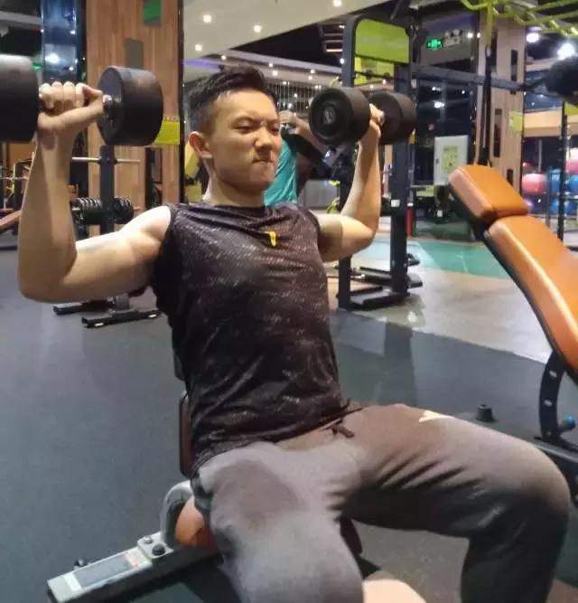 如果你想减肥,锻炼是必不可少的一部分。通过锻炼,你可以加速新陈代谢,消耗卡路里,增强肌肉,塑造身材,提高身体素质。下面是一些关于如何进行锻炼的建议,帮助你开始减肥之旅。,锻炼是减肥必备步骤,启动你的减肥之旅的锻炼建议!