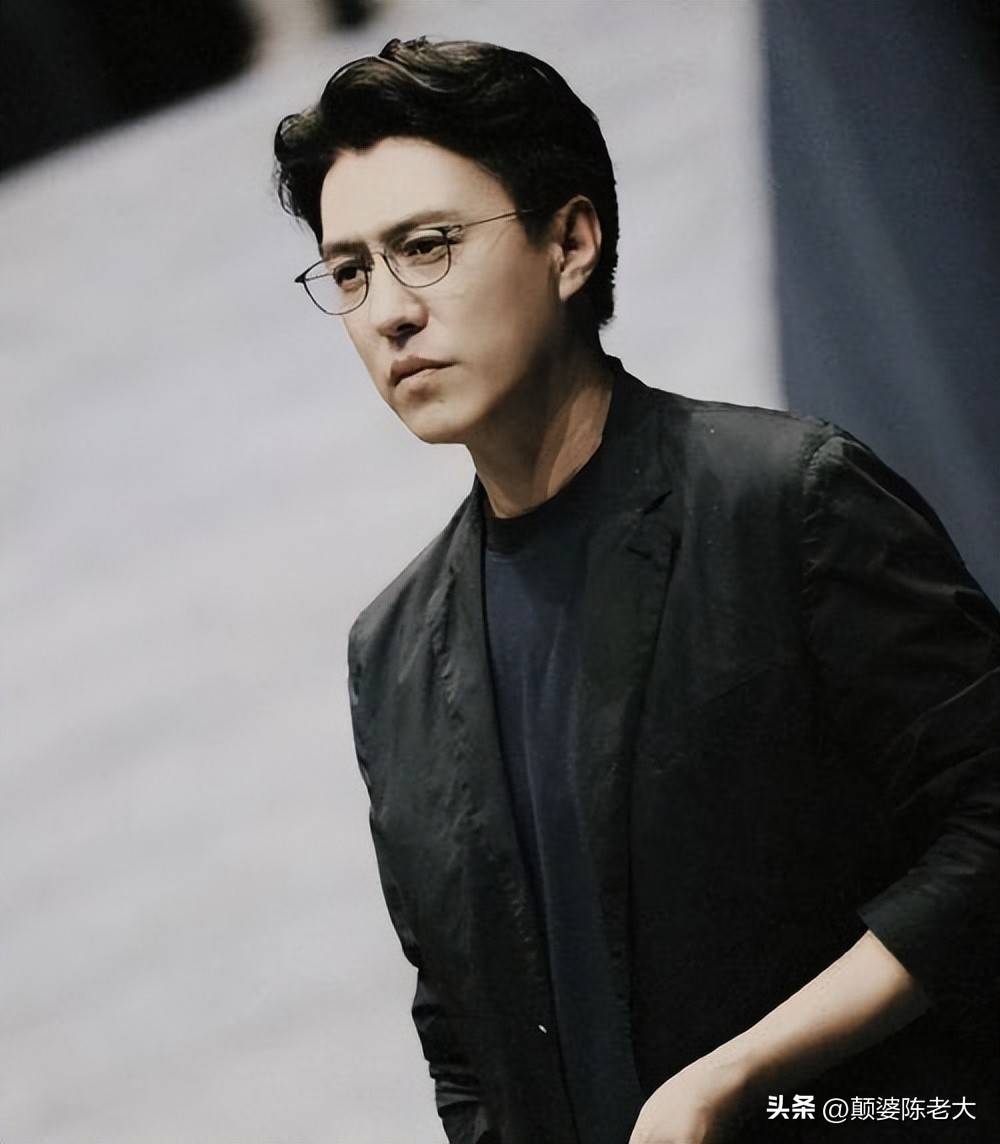 演员靳东的显赫家世,背景与天赋的融合,靳东,家世显赫与天赋并存的演员之路