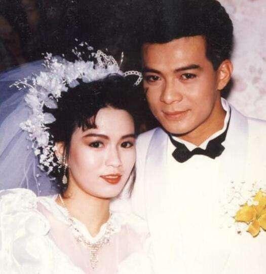 黄日华老婆叫什么，揭秘恩爱夫妻的浪漫故事，黄日华妻子身份揭秘，恩爱夫妻的浪漫故事