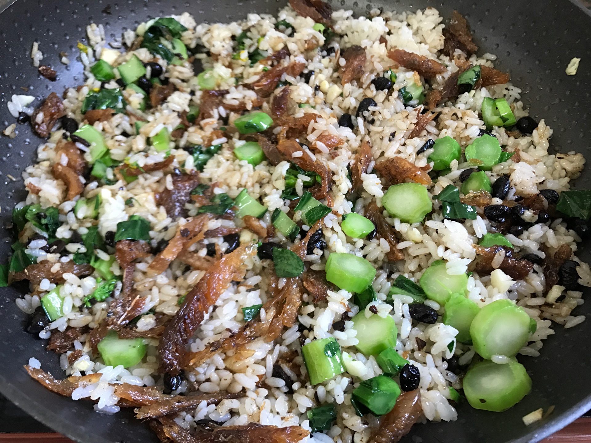 豆豉鲮鱼焖饭，美食背后的故事与制作方法，豆豉鲮鱼焖饭，背后的故事与烹饪指南