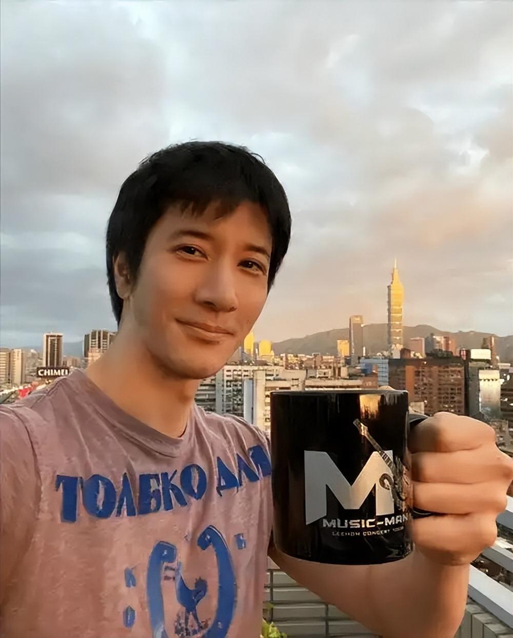 王力宏复出亮相，脸色苍白引关注，探寻48岁的音乐传奇背后的故事，王力宏复出亮相引关注，探寻音乐传奇背后的故事，48岁的他何以如此引人瞩目？