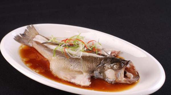 清蒸鲈鱼——一道家常美食的制作方法，清蒸鲈鱼，家常美食制作指南