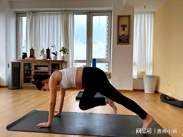 简单孕妇瑜伽动作图片，轻松驾驭孕期瑜伽的魅力，孕期瑜伽的魅力，简单孕妇瑜伽动作图片助你轻松驾驭孕期锻炼