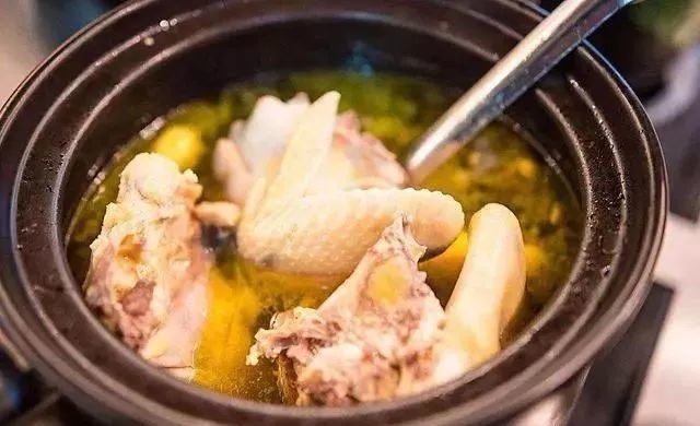 炖鸡美味秘诀，炖出鲜嫩多汁的鸡汤，炖鸡美味秘诀，炖出鲜嫩多汁鸡汤的诀窍！