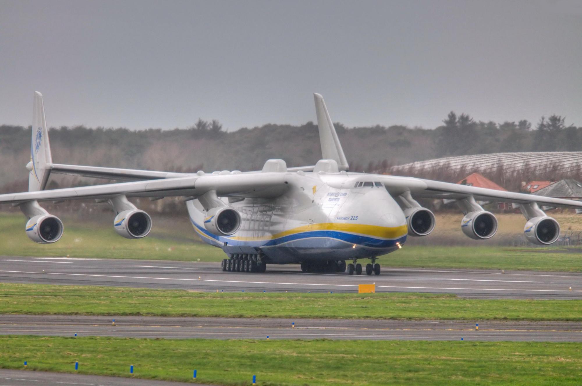 安-225与A380比较图，航空巨无霸间的较量，航空巨无霸对决，安-225与A380的较量对比图