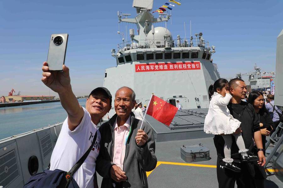 海军成立纪念日舰艇开放活动开启，展示力量，共筑海洋强国梦，海军成立纪念日舰艇开放活动启幕，展示力量，共筑海洋强国梦