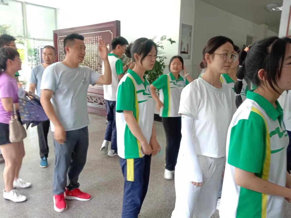 当兵近视,先体检,再手术?一种明智的选择,近视青年选择先体检后手术,明智之举,军旅之路新起点