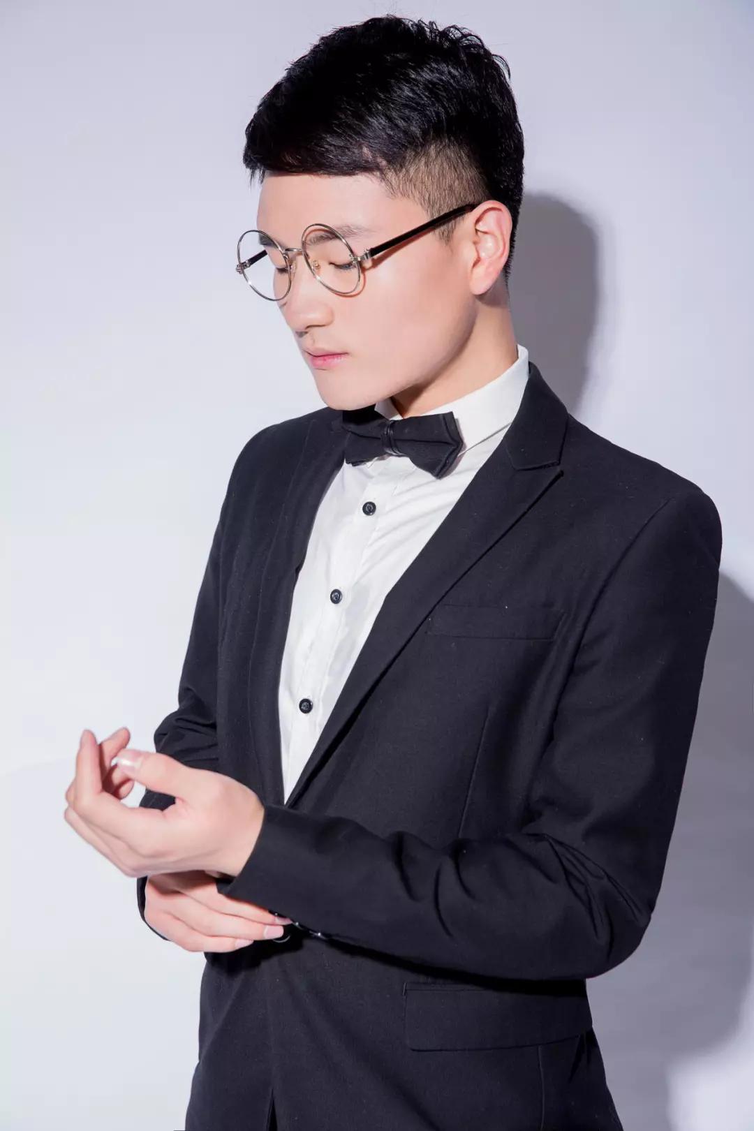 军事频道主持人康康,声音与力量的交汇,军事频道主持人康康,声音与力量的融合展现