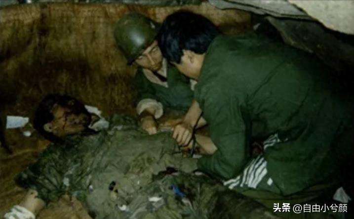 丁晓兵独臂拿枪照片，坚韧不拔的精神象征，丁晓兵独臂拿枪照片，坚韧精神的象征