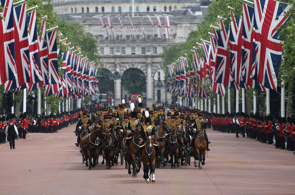英国与中国的阅兵礼，东西文化中的仪式与象征，英国与中国的阅兵礼，东西文化仪式与象征对比