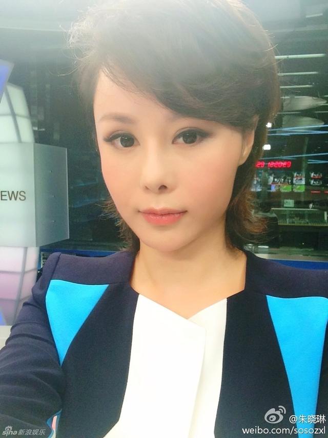 军事主持人忆雯的生活照，揭示镜头背后的真实一面，军事主持人忆雯的真实生活揭秘，镜头背后的日常风采