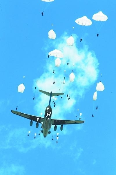 湖北黄陂空降兵，英勇无畏的空中利刃，湖北黄陂空降兵，英勇空中利刃展雄风