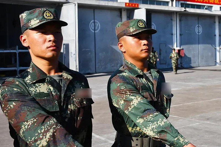 火箭军与陆军军服差异解析，火箭军与陆军军服差异解析，揭秘两大军种服饰特点