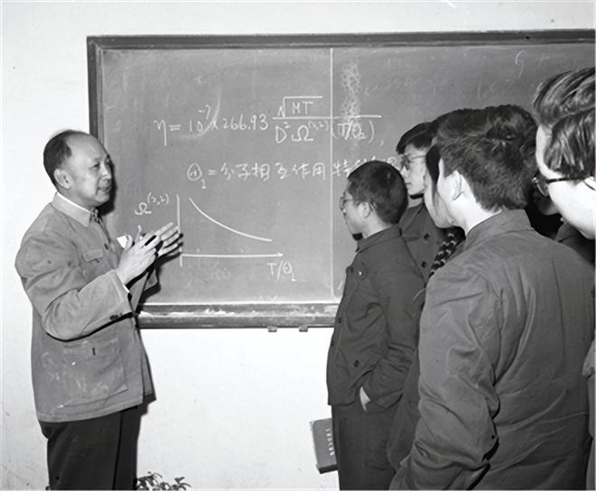 杨振宁与钱学森，两代科学巨匠的辉煌历程，杨振宁与钱学森，两代科学巨匠的传奇人生